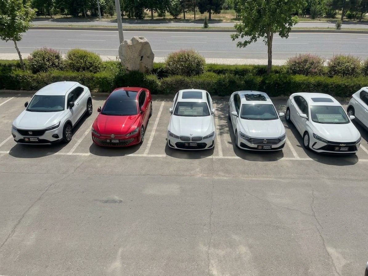 Автомобили разных марок на открытой стоянке